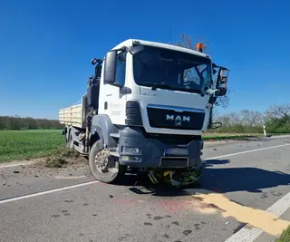 K dopravnej nehode došlo medzi Rišňovcami a Krvavými Šenkmi.